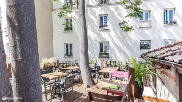 La Cave in Montreuil in the East inner suburbs of Paris serves home-made meals in an atypical setting duting sunny days