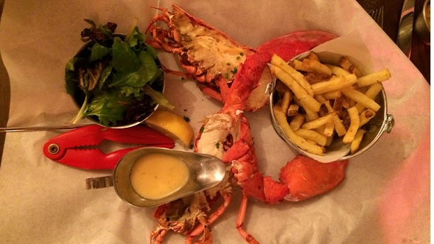 Les pinces is a new chic and trendy street-food concept in Paris where you can eat a lobster roll at an affordable price