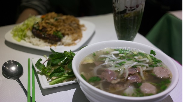 Pho Tai is a Vietnamese restaurant in the 13th (Chinatown) which specialties like Bobun, Pho, springrolls