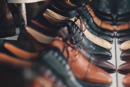 gros plan sur des souliers homme en cuir de différentes couleurs