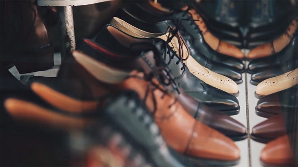 gros plan sur des souliers homme en cuir de différentes couleurs